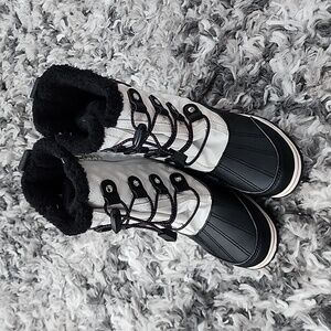 Totes Kylie 2  Black White Snow Boots Girl's Size 2M ,Pre-owned, Good Condition